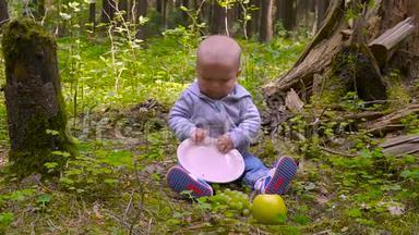 婴儿是婴儿坐在森林里，吃森林里的大苹果，吃大苹果